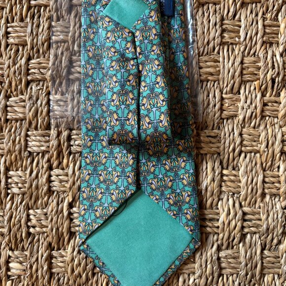NWT Hermes printed silk twill tie in crest pattern in spearmint, apricot & lilac - Picture 5 of 5